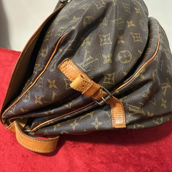 Louis Vuitton Canvas Monogram Saumur shoulder bag - Picture 3 of 6
